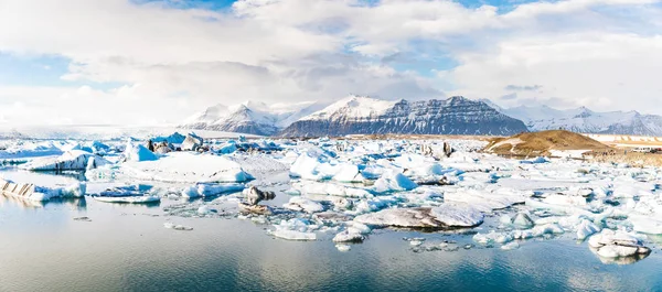 Λιμνοθάλασσα Γιόκουλσάρλον παγετώνα με παγόβουνο o επιπλέουν και βουνά — Φωτογραφία Αρχείου