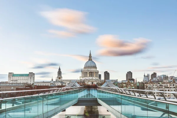 Londres e Catedral de São Paulo com nuvens turvas — Fotografia de Stock