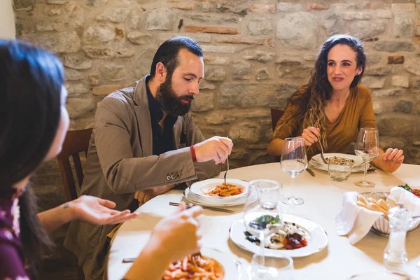 Lidé jíst těstoviny, oběd v italské restauraci — Stock fotografie