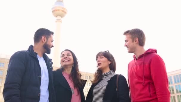 Groep vrienden met plezier samen in Berlijn — Stockvideo