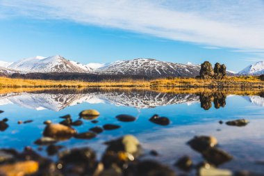Göl su Tarih yansıtan Dağları ile İzlanda'kış manzarası