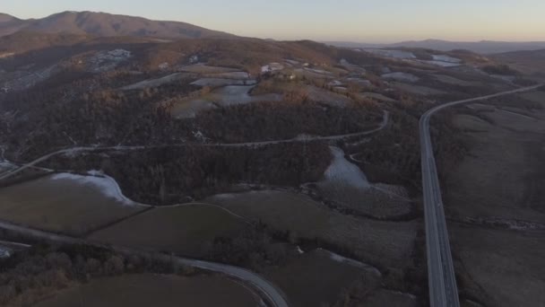 雪で冬空中田園地帯と湖を表示します。 — ストック動画