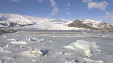 İzlanda, göl ve dağların donmuş kış manzarası
