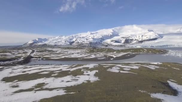 Zimní krajina v Islandu, zamrzlé jezero a hory — Stock video