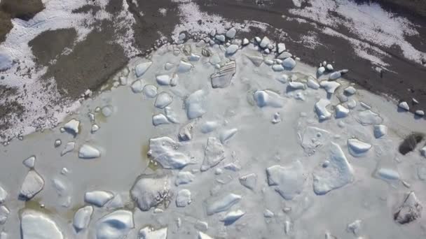 Vista aérea dos icebergues e do solo congelado na Islândia — Vídeo de Stock