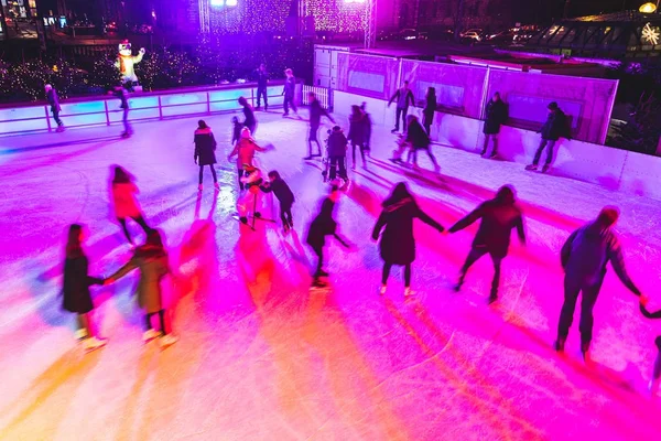 Люди катаются на коньках в Мюнхене во время рождественских каникул — стоковое фото