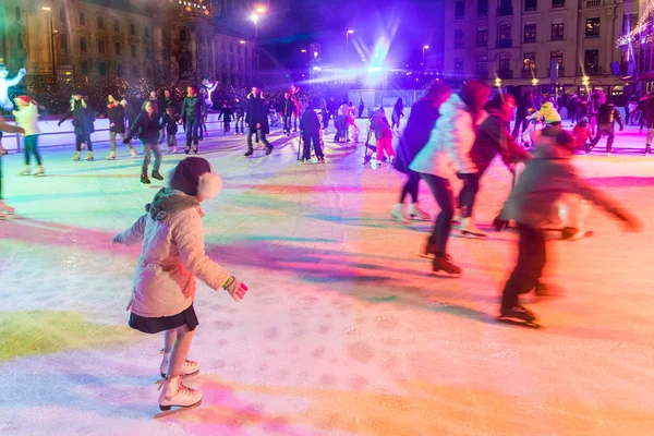 Pessoas patinando no gelo em Karlsplatz, Munique — Fotografia de Stock