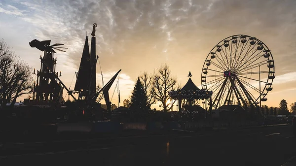 Fun fair siluett i solnedgången — Stockfoto