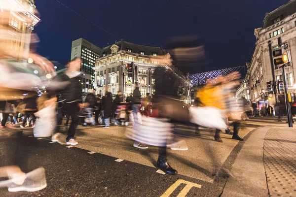 옥스포드 서커스, 런던에서에서 사람들이 건너 거리 — 스톡 사진