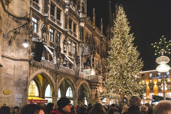 Vánoční strom a lidi v Marienplatz, Mnichov — Stock fotografie