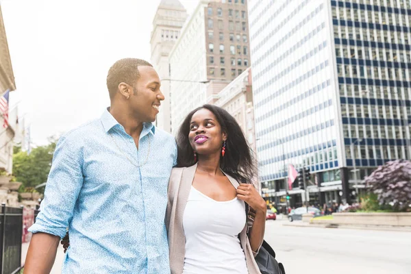 Szczęśliwa para czarny, chodzenie w Chicago — Zdjęcie stockowe
