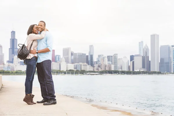 Szczęśliwa para czarny, obejmując w Chicago — Zdjęcie stockowe