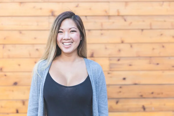 Hermosa mujer asiática retrato contra fondo de madera —  Fotos de Stock