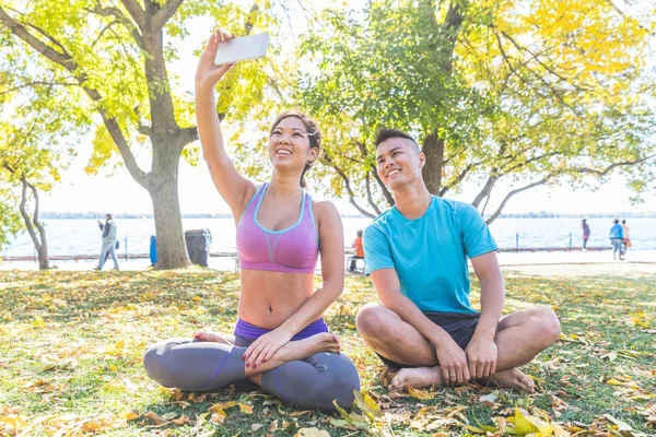 Chinese couple taking a selfie after yoga session in Toronto — Stock Photo, Image