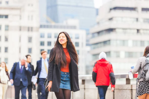Hermosa mujer china caminando en Londres — Foto de Stock