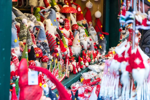 Decorações de Natal em uma barraca no mercado em Innsbruck — Fotografia de Stock