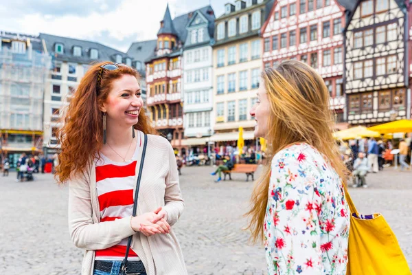 Dos mujeres conociéndose y divirtiéndose en Frankfurt — Foto de Stock