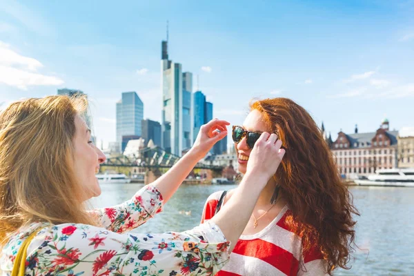 Chicas amigas divirtiéndose en Frankfurt en un día soleado —  Fotos de Stock