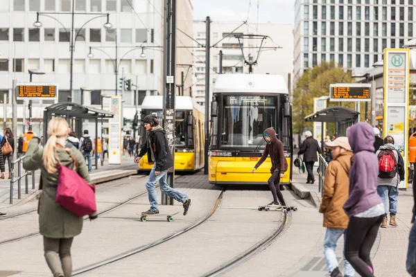 Zaneprázdněn Alexanderplatz v Berlíně — Stock fotografie