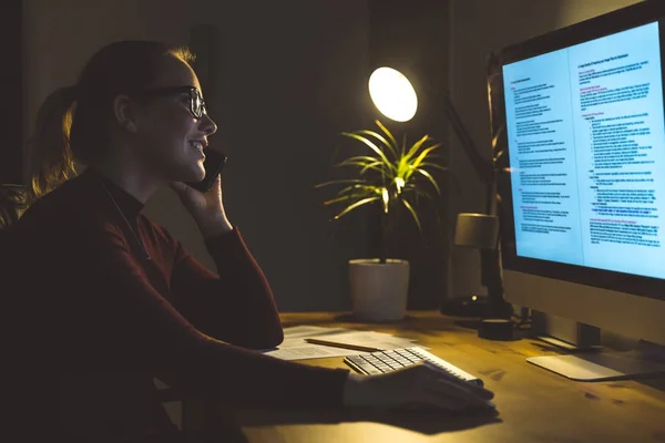 Vrouw die werkt op een computer thuis bureau — Stockfoto