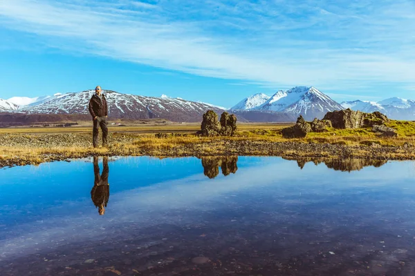 水に映る姿にアイスランドの男エクスプ ローラー — ストック写真