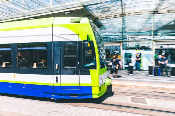 Tram sfocato in avvicinamento o in partenza dalla stazione — Foto Stock