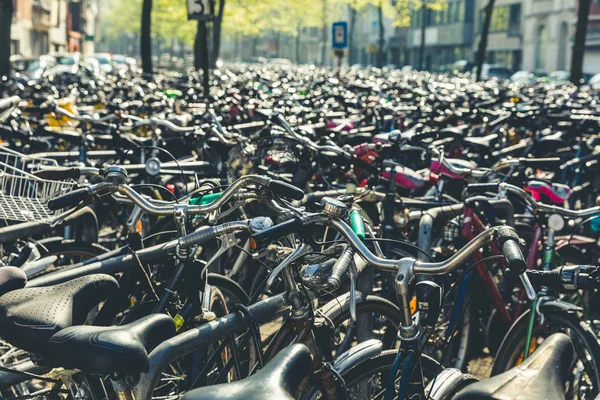 Cyklar och cyklar i Bryssel — Stockfoto