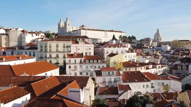 Panoramisch uitzicht over Lissabon dak op een zonnige dag — Stockvideo