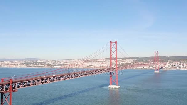 Lisbon, мост 25 de Abril в Лиссабоне, Португалия — стоковое видео