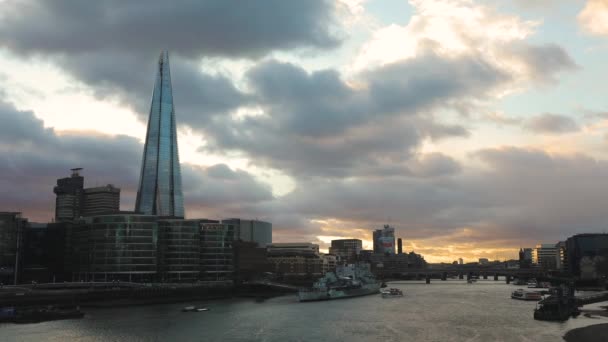 Londons Skyline und Blick auf den Fluss bei Sonnenuntergang — Stockvideo