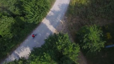 Adam dağ bisikleti ile kırsal yolda Bisiklete binme