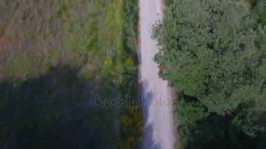 Adam dağ bisikleti ile kırsal yolda Bisiklete binme