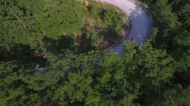 Adam dağ bisikleti ile kırsal yolda Bisiklete binme