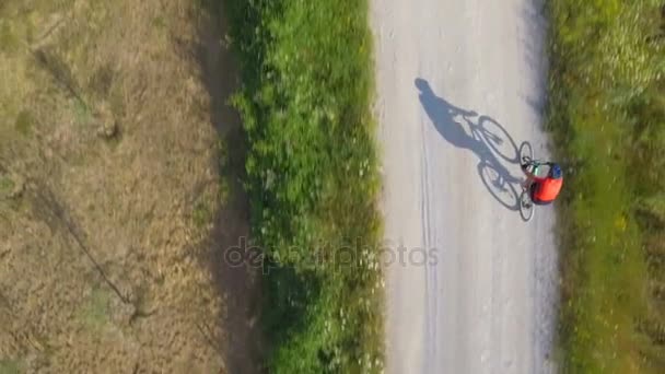 Mannen cykling med mountainbike på landsbygden road — Stockvideo