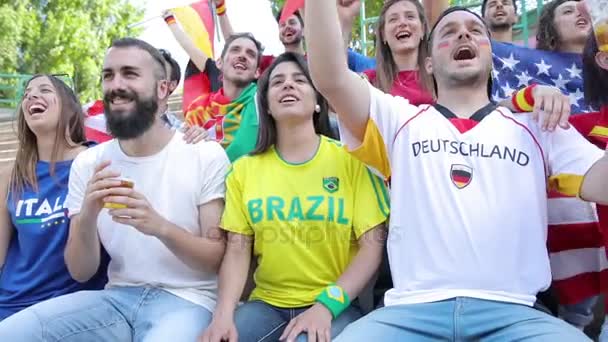 Příznivci šťastný fanoušci z různých zemí společně na stadionu — Stock video