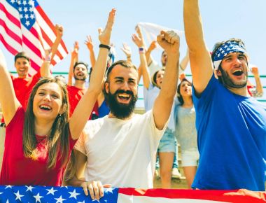 Amerikan hayranları ile ABD bayrakları stadyumda tezahürat