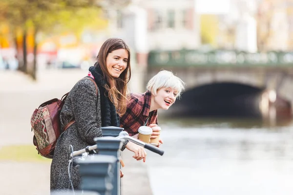 Zwei frauen amüsieren sich am kanal in berlin — Stockfoto