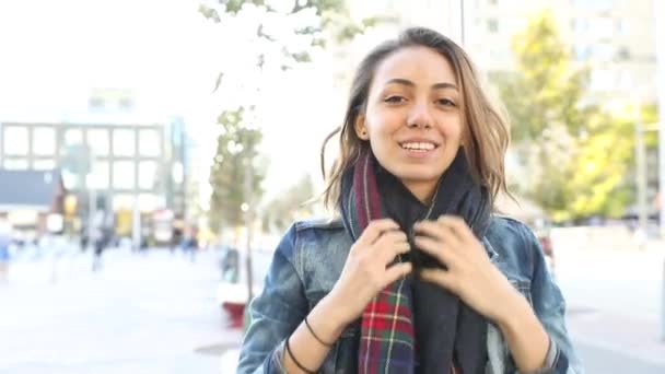 Schöne Teen Mädchen Porträt in der Stadt — Stockvideo