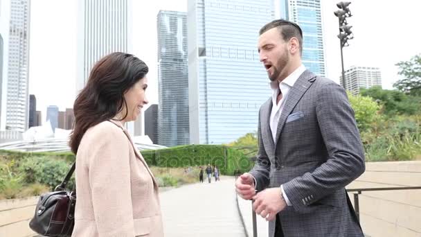 Zakenvrouw en man handdruk geven in Chicago — Stockvideo