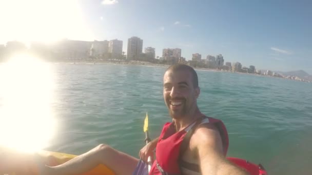 Hombre en un kayak en España tomando una selfie y saludando — Vídeos de Stock