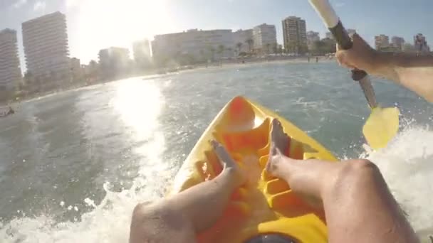 Man paardrijden golven op een kajak aan zee in Spanje — Stockvideo