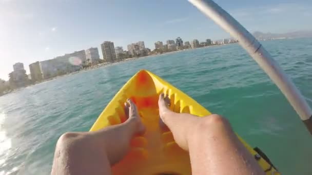 Человек гребешком на каяке в море в Испании — стоковое видео