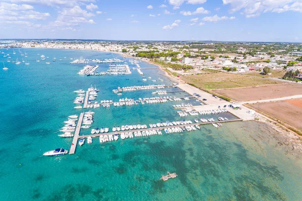 Schöne Touristische Hafenluftaufnahme Mit Smaragdgrünem Wasser Süditalien Panoramablick Auf Die — Stockfoto