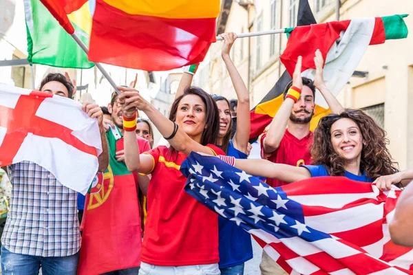 Glückliche Fans aus verschiedenen Ländern laufen und singen — Stockfoto