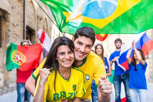 Happy brazilský pár příznivců slaví vítězství — Stock fotografie