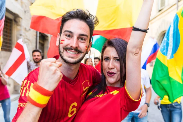 Heureux couple fans supporters de l'Espagne — Photo