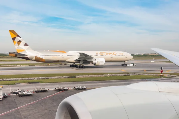 Etihad Boeing 777 na drogi kołowania o Bangkok Lotnisko — Zdjęcie stockowe