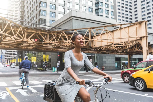 Femme noire avec vélo tapant sur le téléphone — Photo