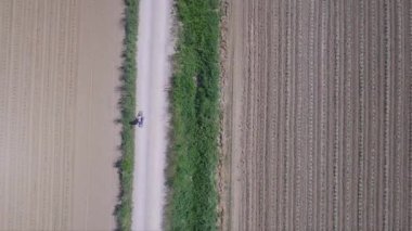 Adam bir kırsal road, havadan görünümü Bisiklete binme