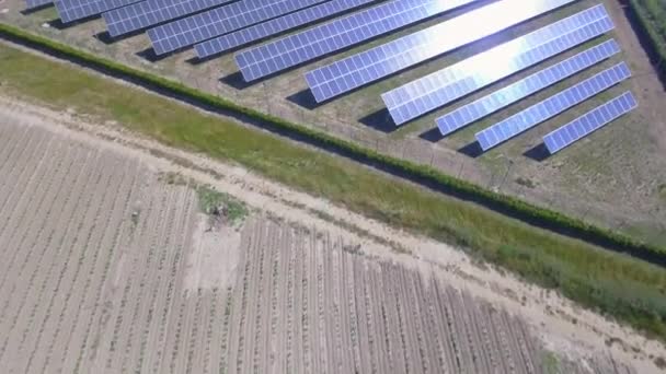 Вид на Сонячну електростанцію в сонячний день . — стокове відео